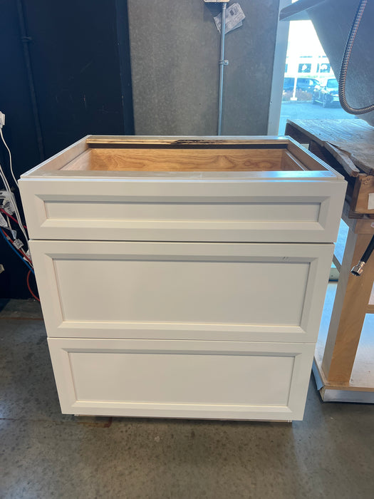 Thomasville Nouveau Newton 30-inch W x 34.6-inch H x 24-inch D Assembled Kitchen Base Cabinet/Cupboard in Lilly Solid White with 3 Soft Close Drawers (BD303V) (new)