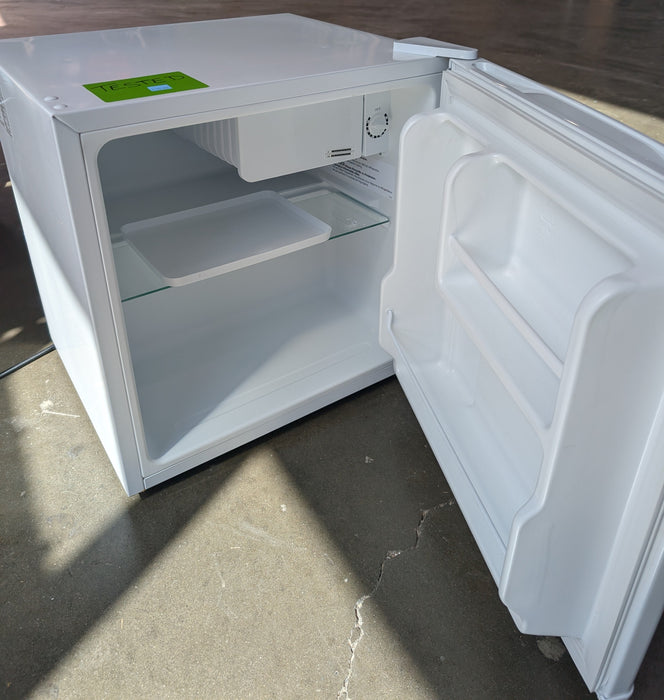 MASTER Chef Energy Star Compact Mini Bar Refrigerator Easy-To-Use Temperature Control