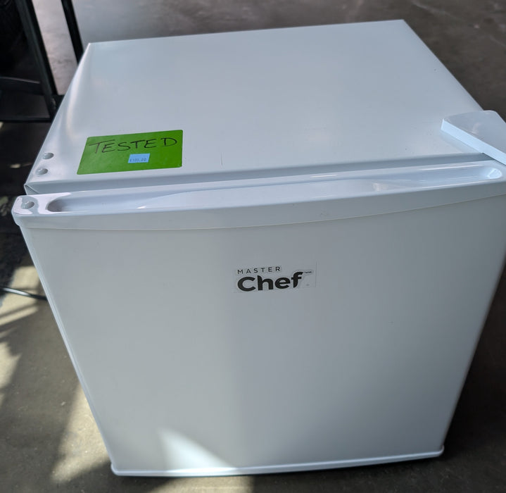 MASTER Chef Energy Star Compact Mini Bar Refrigerator Easy-To-Use Temperature Control