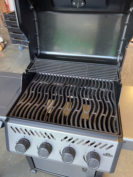 Napoleon Freestyle 425 4-Burner Propane Gas BBQ Grill in Graphite Grey with Range Side Burner (light use)