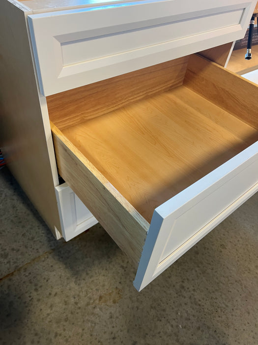 Thomasville Nouveau Newton 30-inch W x 34.6-inch H x 24-inch D Assembled Kitchen Base Cabinet/Cupboard in Lilly Solid White with 3 Soft Close Drawers (BD303V) (new)