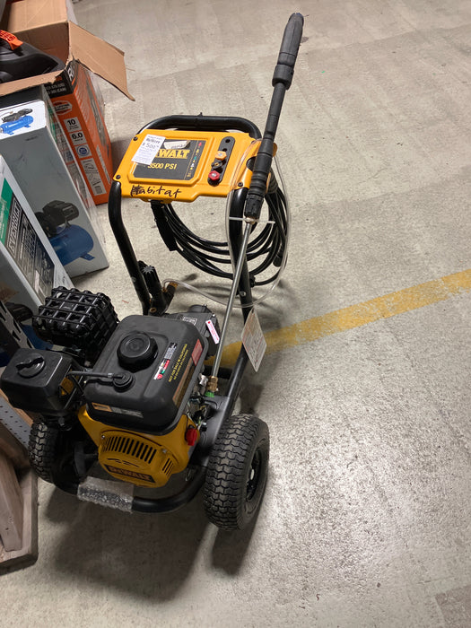 DEWALT 3500 PSI 2.5 GPM Gas Cold Water Pressure Washer with DeWalt 208cc Engine