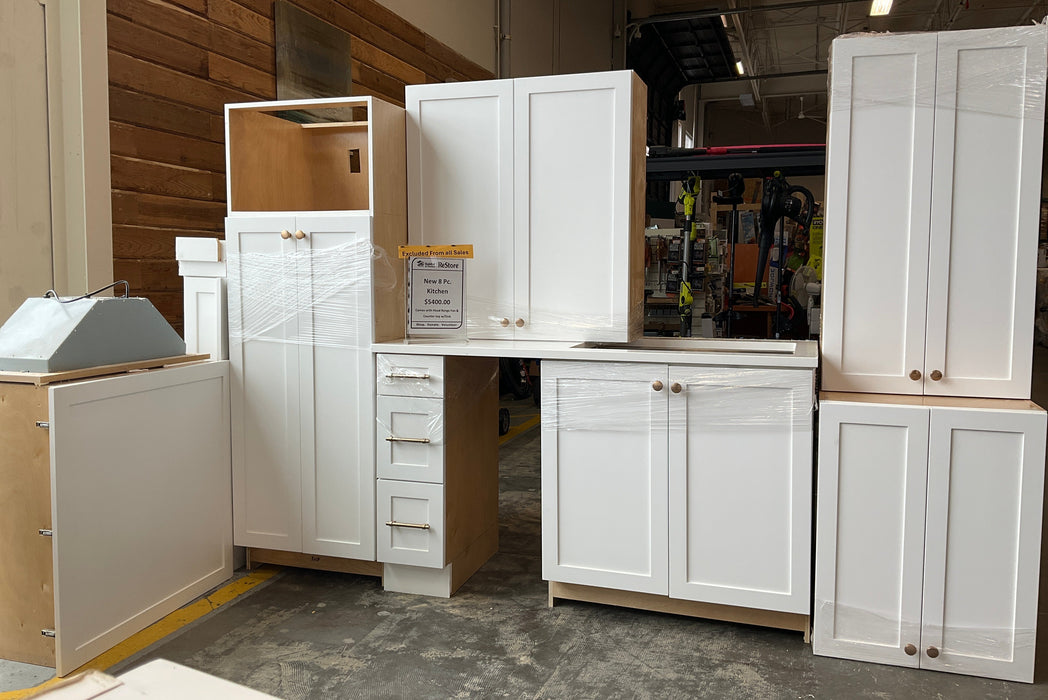 8 Piece Kitchen Cabinet Set in White (New)
