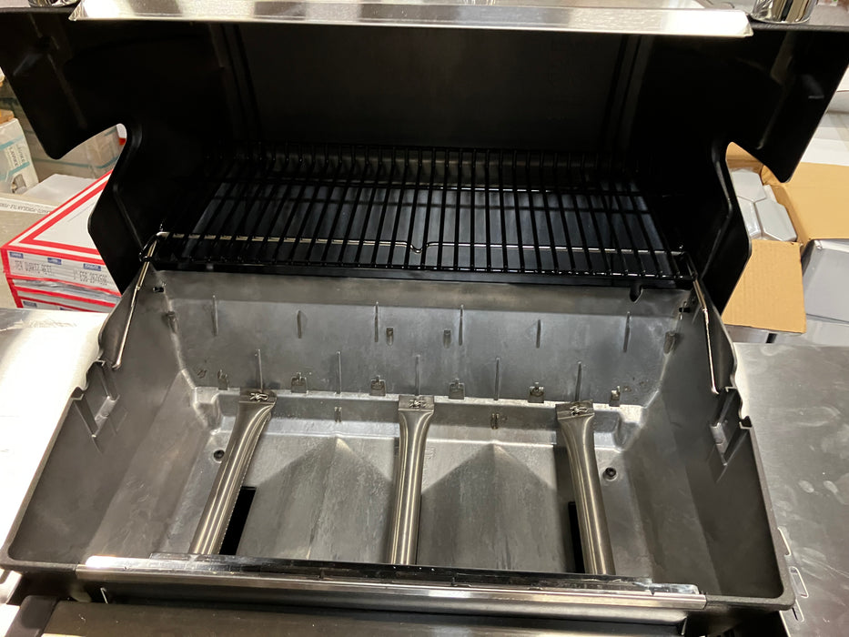 Broil King Signet 320 3-Burner Propane Gas BBQ Grill in Stainless Steel and Black (New)