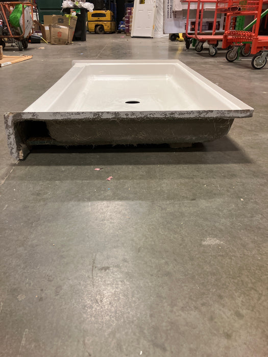 MAAX Alaska 60L x 32W x 7H Rectangular Centre Drain Fibreglass Shower Base Pan in White