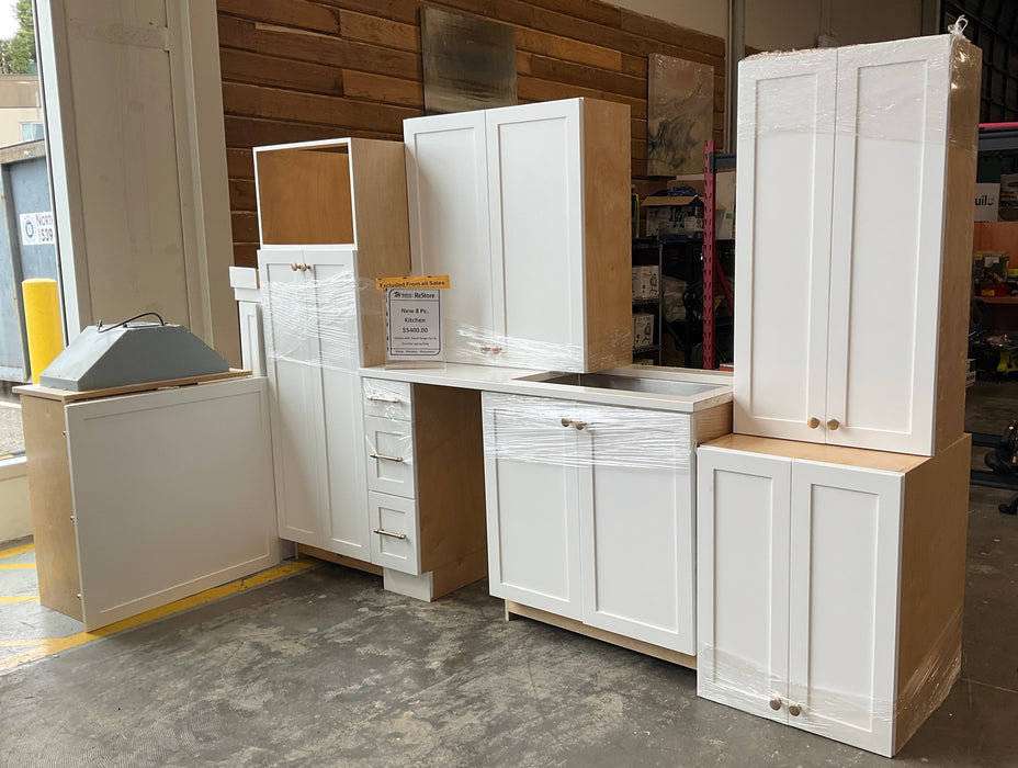 8 Piece Kitchen Cabinet Set in White (New)