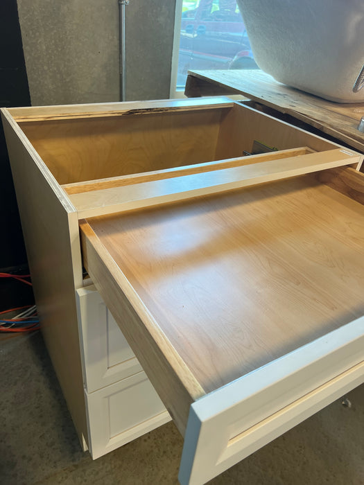 Thomasville Nouveau Newton 30-inch W x 34.6-inch H x 24-inch D Assembled Kitchen Base Cabinet/Cupboard in Lilly Solid White with 3 Soft Close Drawers (BD303V) (new)