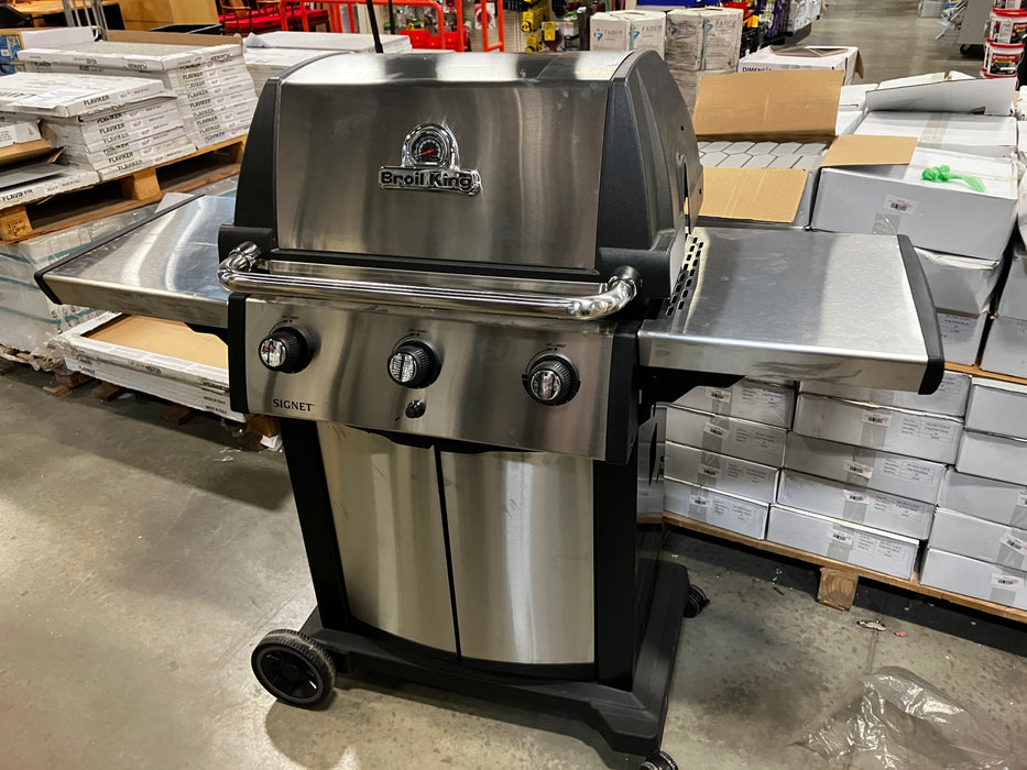 Broil King Signet 320 3-Burner Propane Gas BBQ Grill in Stainless Steel and Black (New)