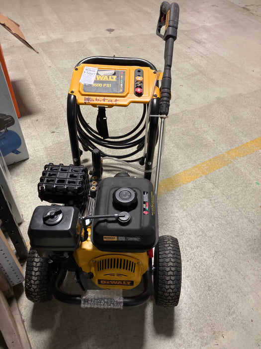 DEWALT 3500 PSI 2.5 GPM Gas Cold Water Pressure Washer with DeWalt 208cc Engine