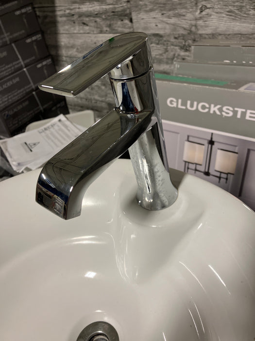 Vanity with sink + Faucet (used)