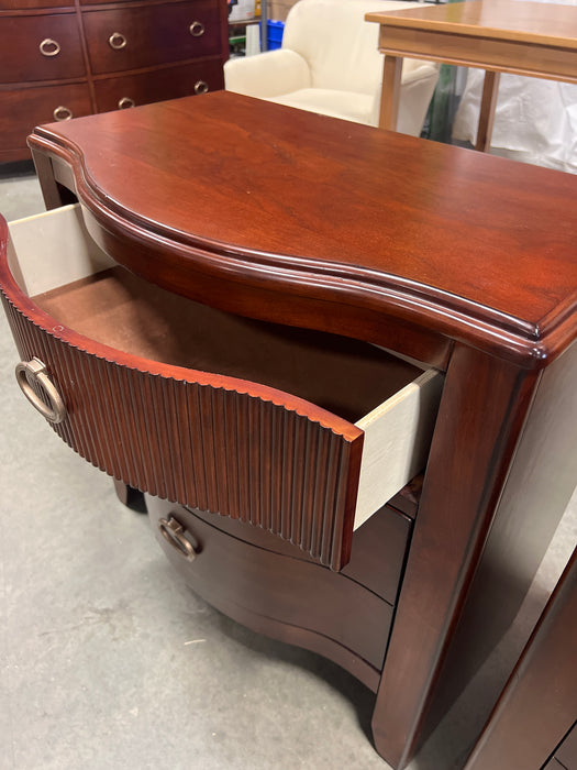 Mahogany/Cherry Tone Wood Nightstands Set (used)