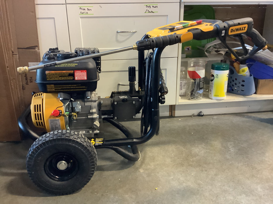 DEWALT 3500 PSI 2.5 GPM Gas Cold Water Pressure Washer with DeWalt 208cc Engine (USED)
