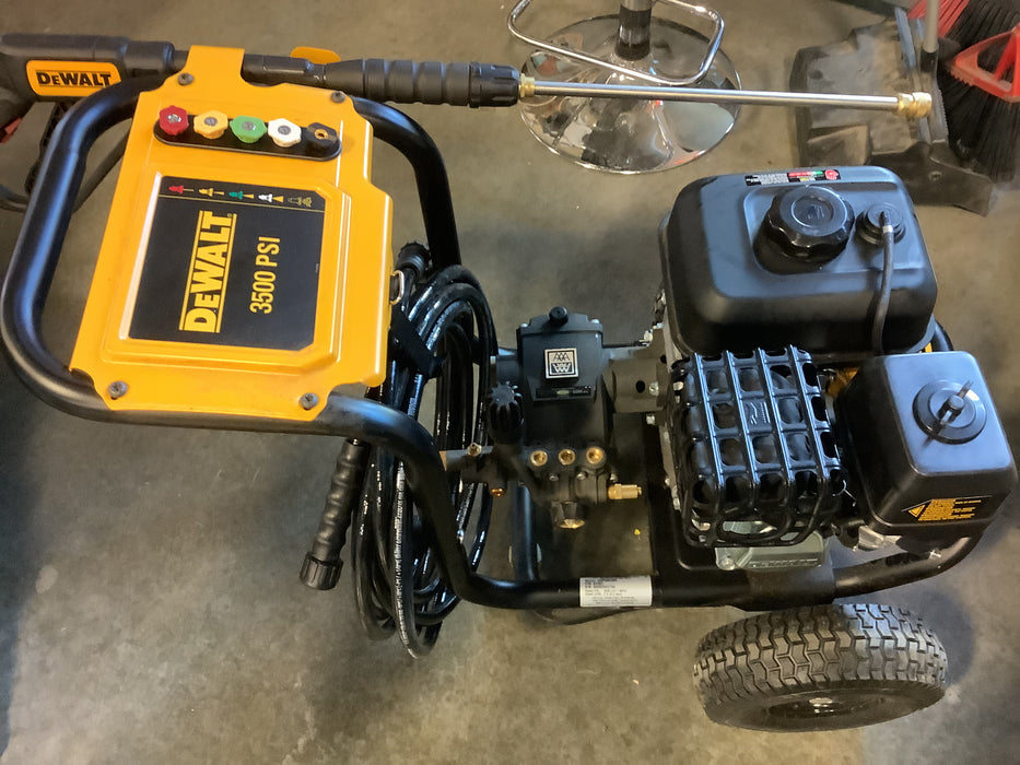 DEWALT 3500 PSI 2.5 GPM Gas Cold Water Pressure Washer with DeWalt 208cc Engine (USED)