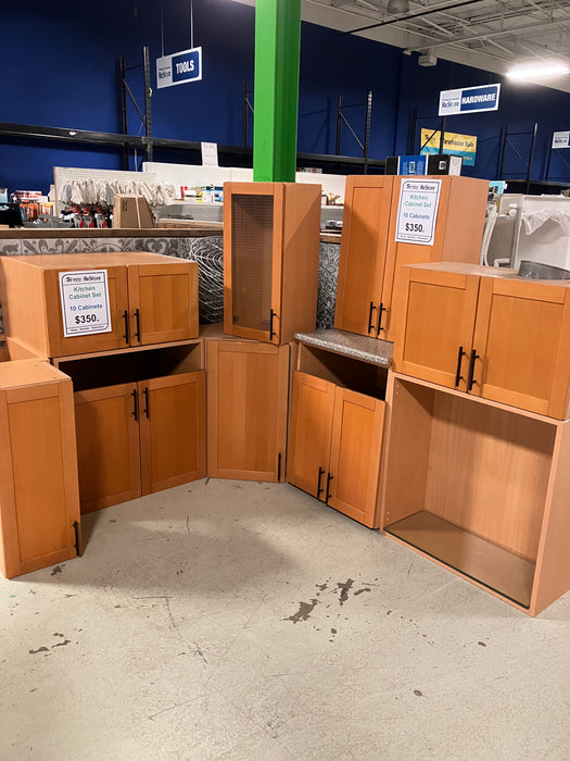 Kitchen Cabinet Set - (used)