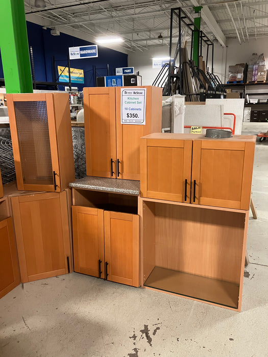 Kitchen Cabinet Set - (used)