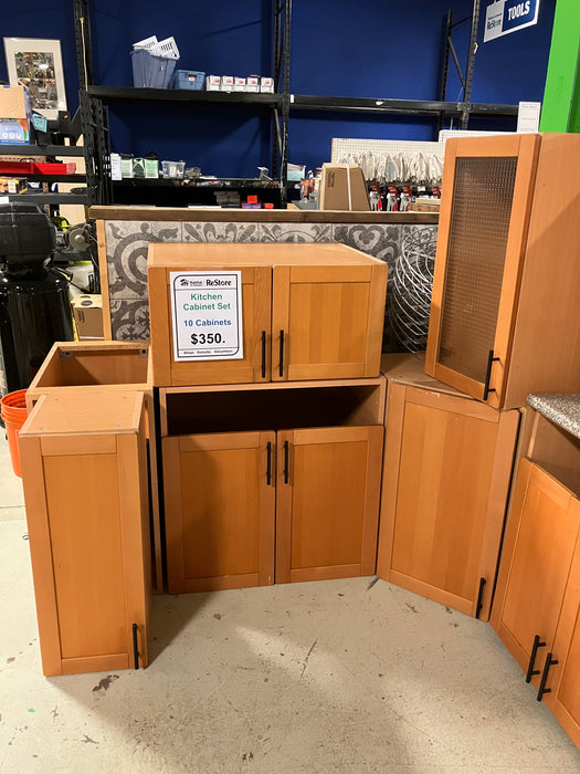 Kitchen Cabinet Set - (used)