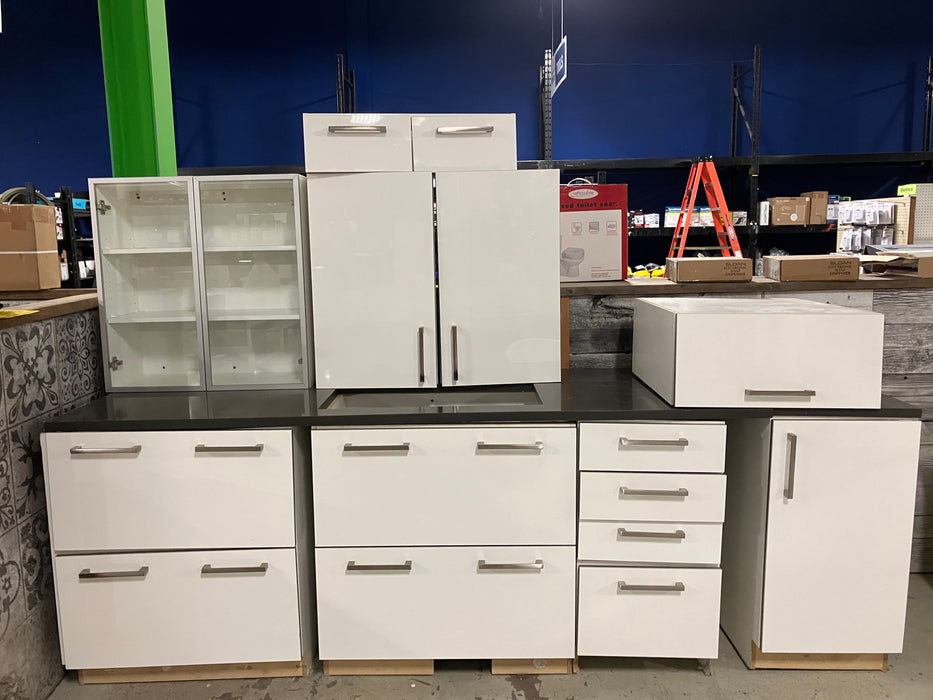 9 Piece White Kitchen Cabinet Set (Used)