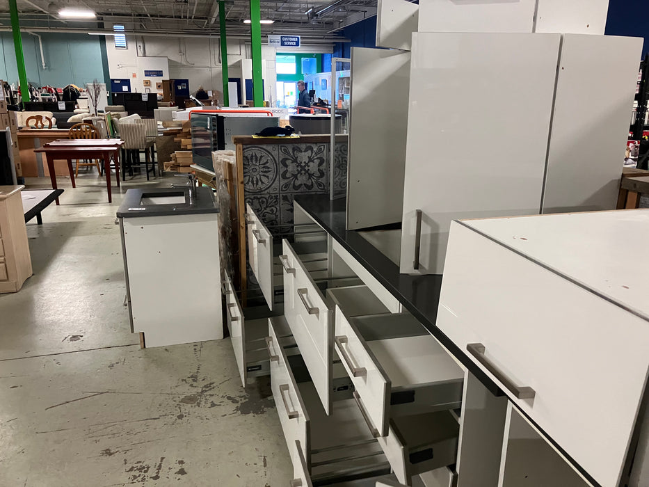 9 Piece White Kitchen Cabinet Set (Used)