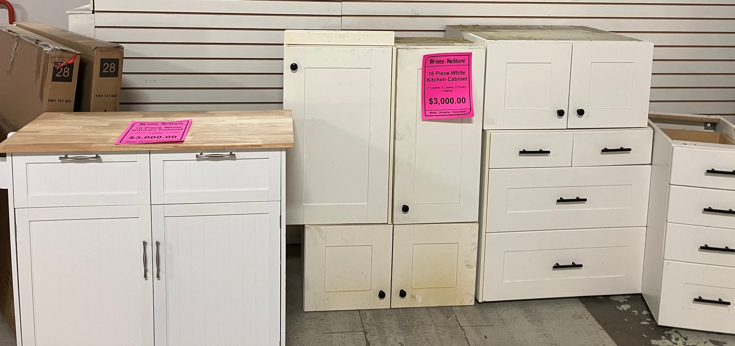 16 Piece White Kitchen Cabinet Set (Used)