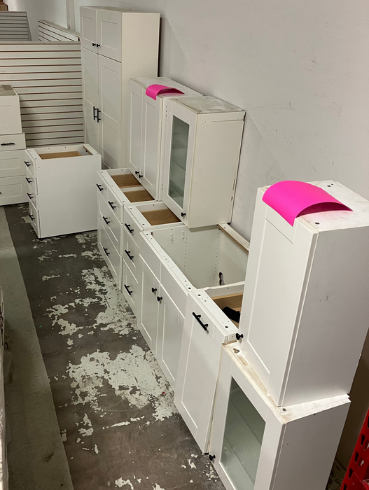 16 Piece White Kitchen Cabinet Set (Used)