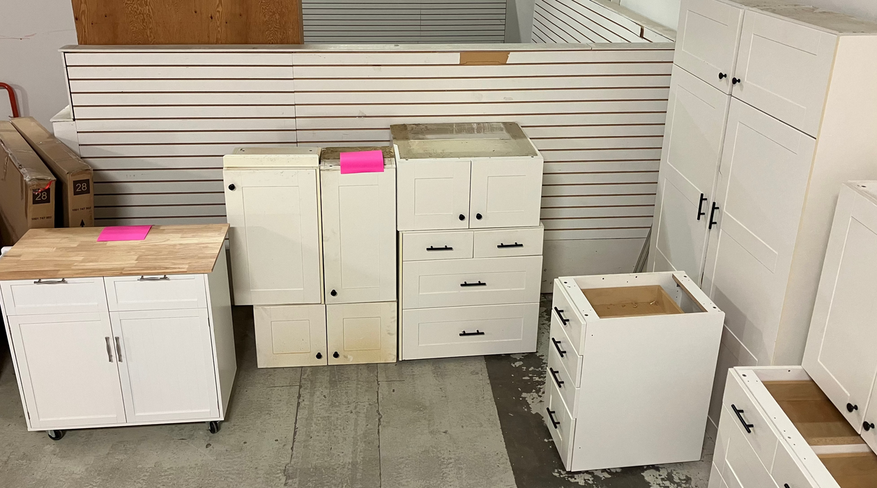 16 Piece White Kitchen Cabinet Set (Used)