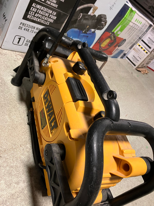 18V MAX Lithium-Ion Cordless Compact Bluetooth Radio (Tool Only) used