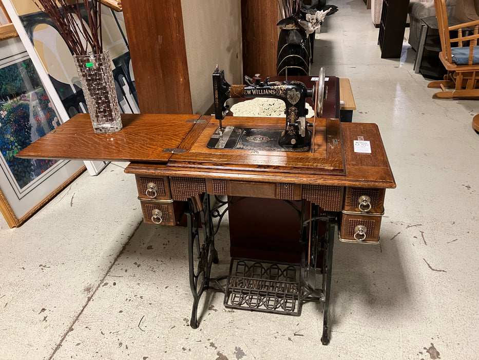New Williams Antique sewing machine (used)