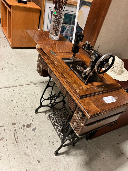 New Williams Antique sewing machine (used)