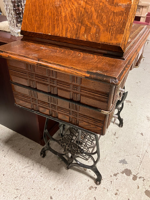 New Williams Antique sewing machine (used)