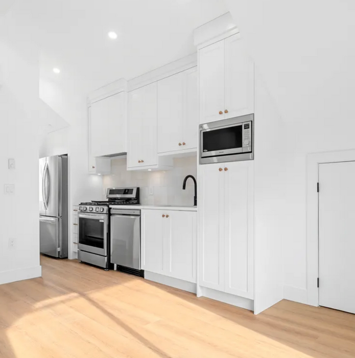 8 Piece Kitchen Cabinet Set in White (New)