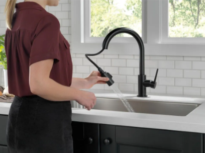 Delta Trinsic Single-Handle Pull-Down Sprayer Kitchen Faucet with MagnaTite Docking in Matte Black (new)