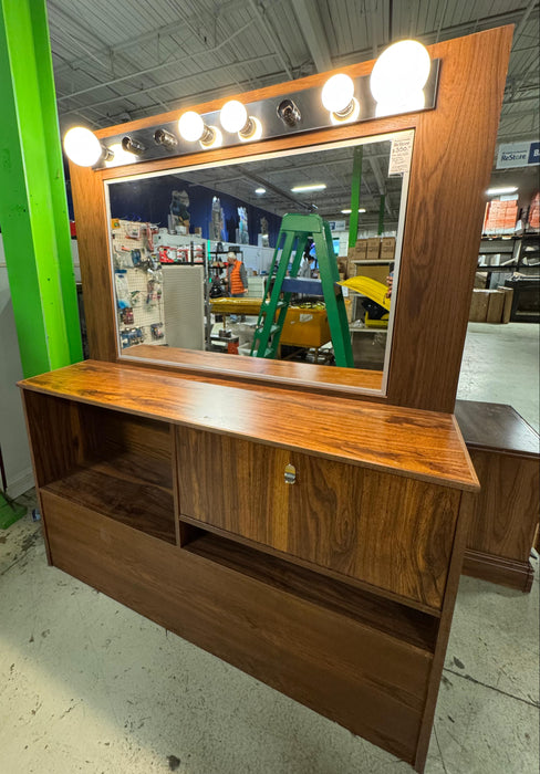 Make-up Dresser