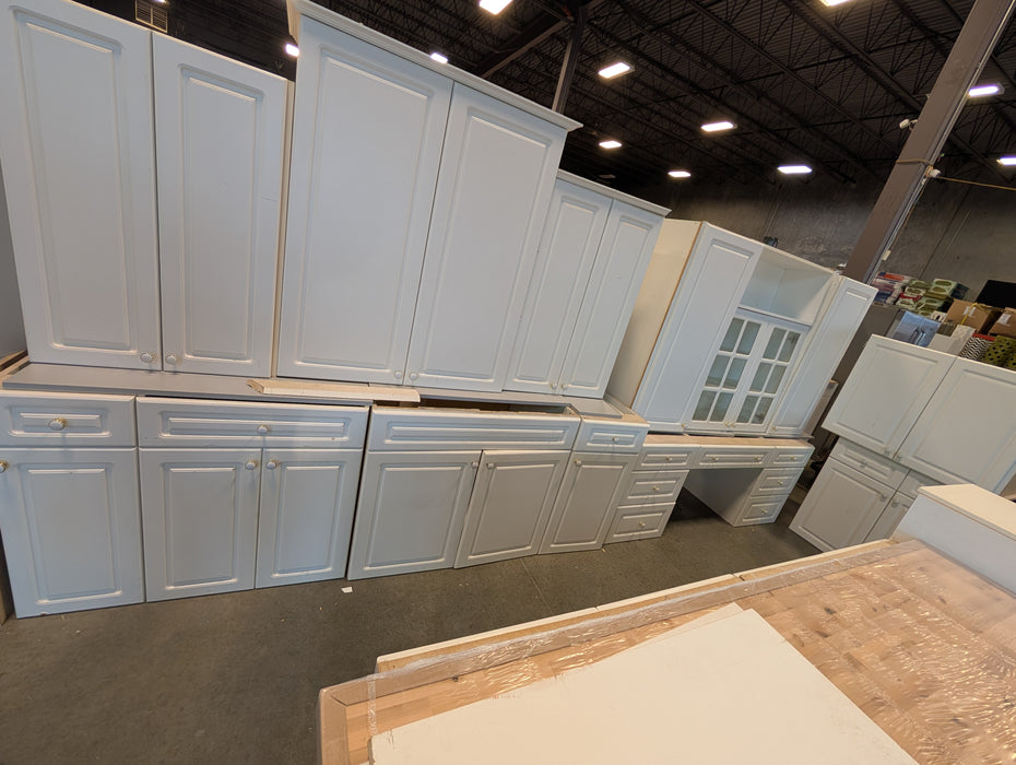 27 Piece Matte White Beveled Kitchen With Island (Used)