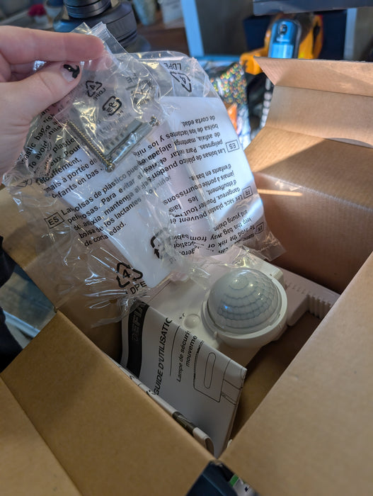 Defiant 180° Battery-Operated Motion Sensor Security Double Light with 800 Lumens in White (New)