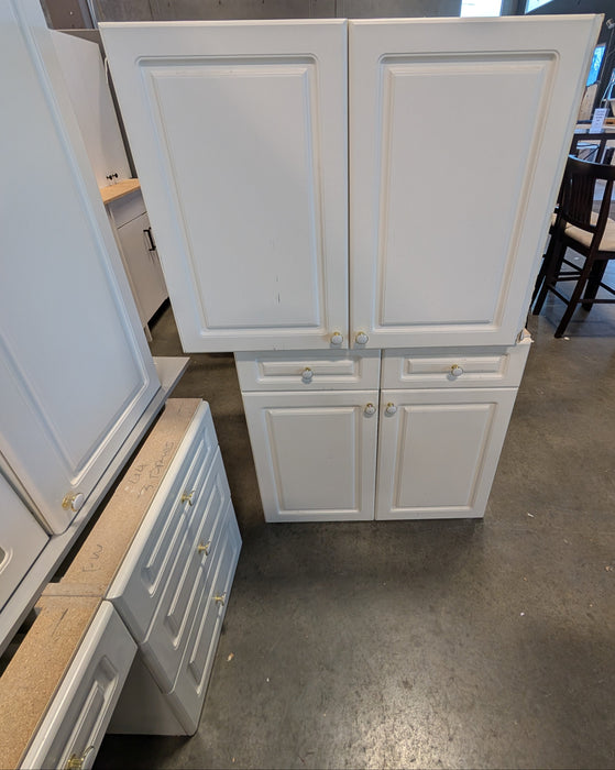27 Piece Matte White Beveled Kitchen With Island (Used)