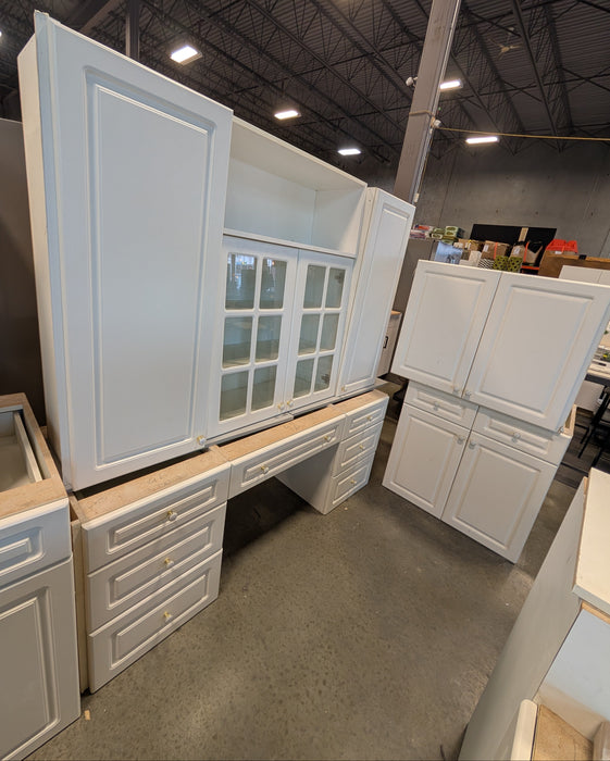 27 Piece Matte White Beveled Kitchen With Island (Used)