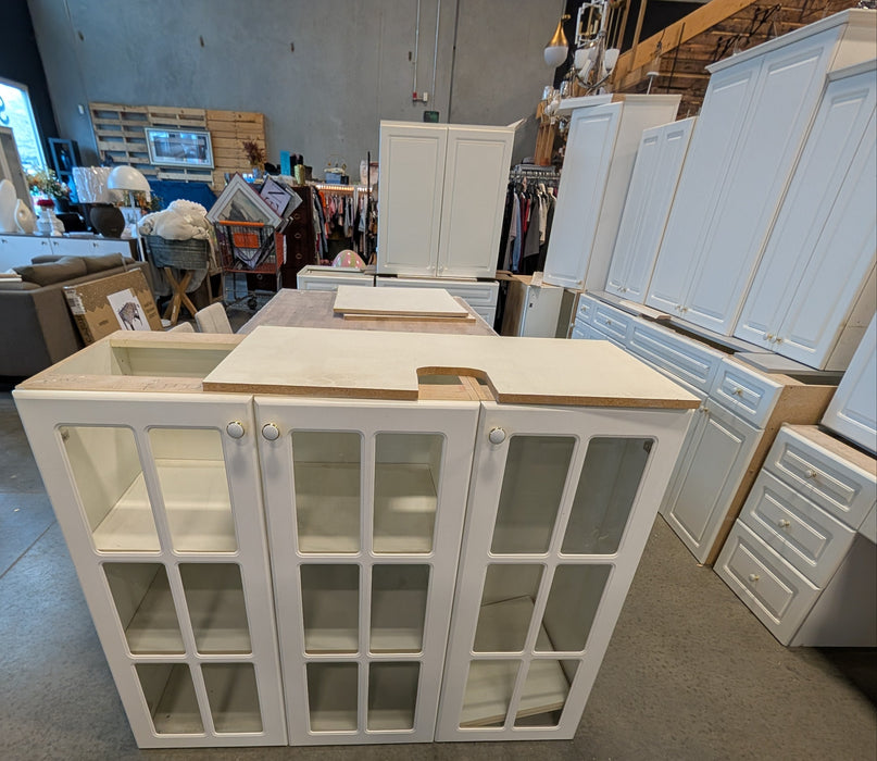 27 Piece Matte White Beveled Kitchen With Island (Used)