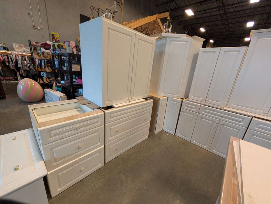27 Piece Matte White Beveled Kitchen With Island (Used)