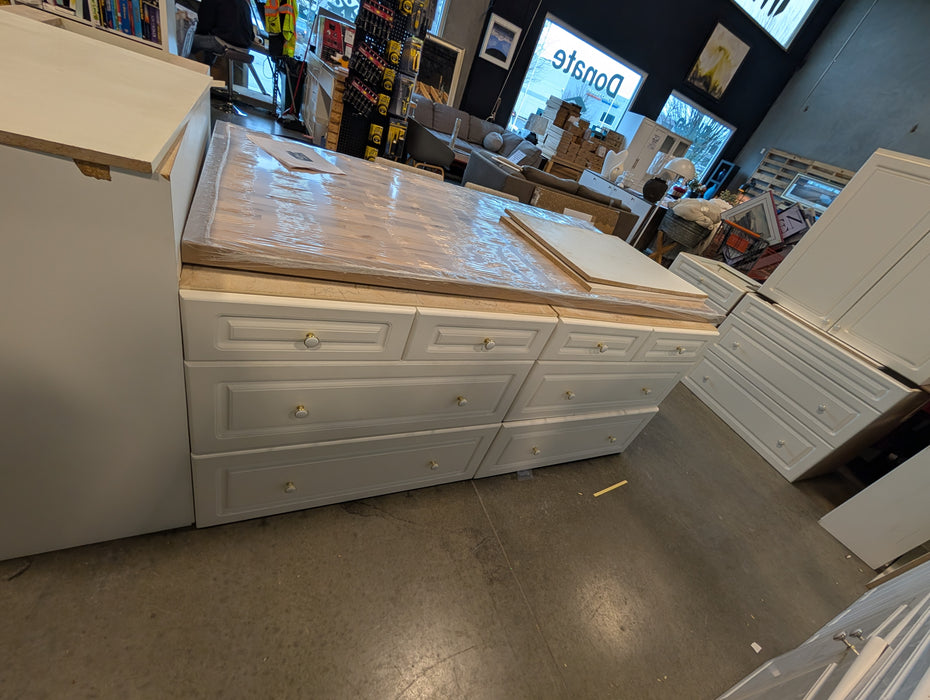 27 Piece Matte White Beveled Kitchen With Island (Used)