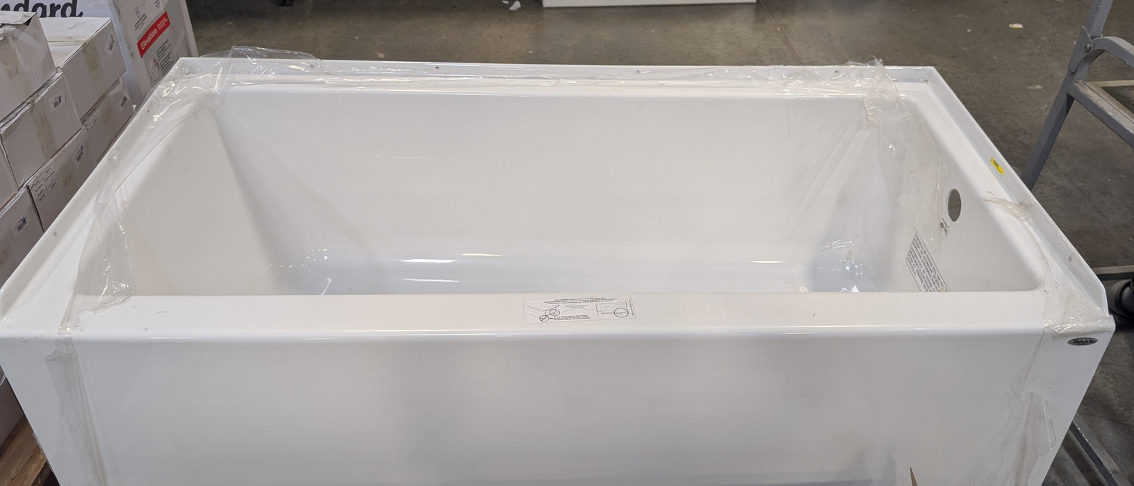 MAAX Bosca 60" x 30" x 20" 16.75" Soaking Depth Righthand Drain White Acrylic Bathtub (As Is)