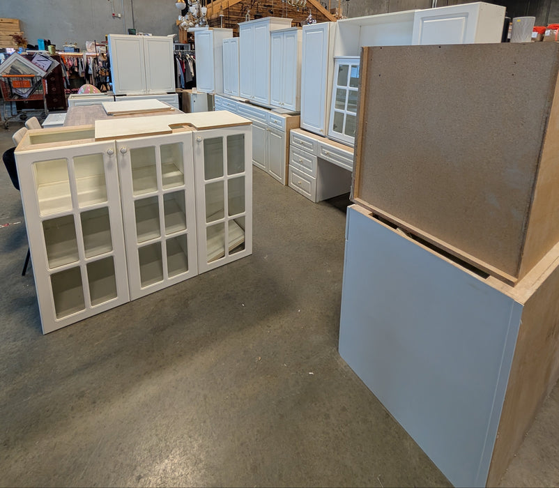 27 Piece Matte White Beveled Kitchen With Island (Used)