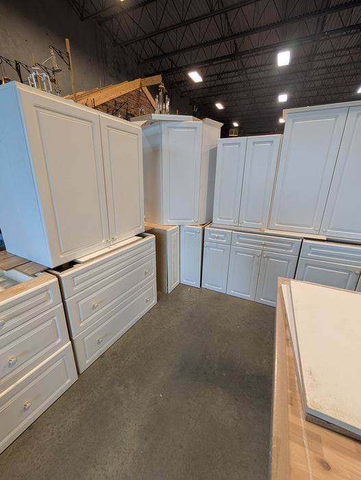 27 Piece Matte White Beveled Kitchen With Island (Used)