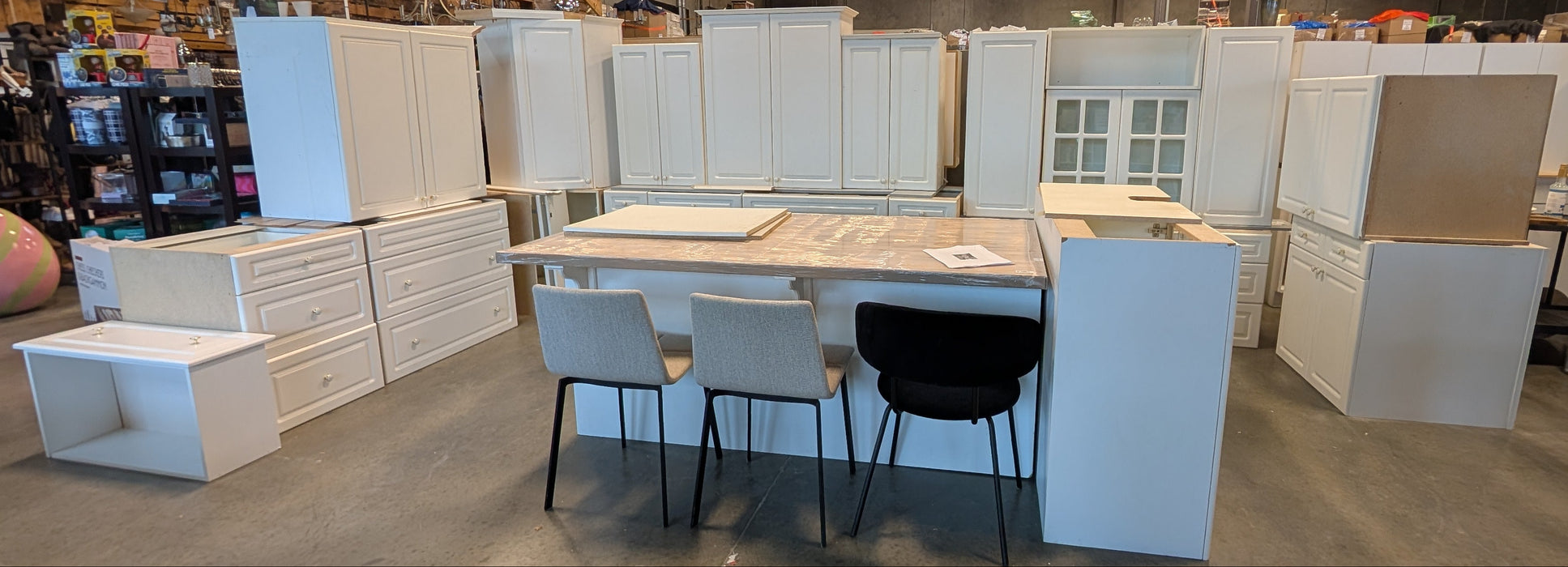27 Piece Matte White Beveled Kitchen With Island (Used)